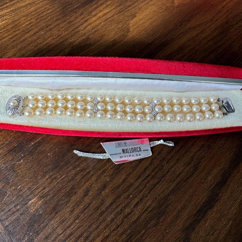 Exquisite Triple Strand Majorica Orquidea Pearl Bracelet - Picture 7 of 7